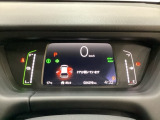 デジタル表示のスピードメーターとタコメーター、燃費やオドメーターなどの表示の他に、ホンダセンシング機能などの表示もできる多機能なマルチインフォメーション・ディスプレイです。