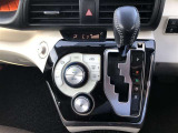操作しやすいオートエアコン。車内をいつも快適に保つ事が出来ます。