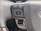 ステアリングスイッチ付きで、運転中に視線を前に向けたまま操作できます。