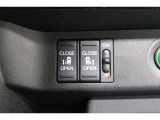 ◆◆両側電動スライドドア!!荷物で手が塞がる時など簡単にドアの開閉が出来ます!何より力いらずで開閉OK!女性やお年寄りにも優しい♪電動機能はOFFにもできますから元気なお子様の駆け出しも安心!