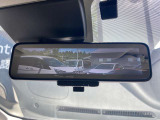 【ルームミラー】インテリジェントルームミラー車両後方のカメラ映像をミラー面に映し出すので、同乗者や積荷などの車内状況や天候などに影響されずいつでもクリアな後方視界が得られます。
