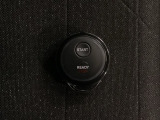 純正リモコンエンジンスターター用の操作キーもついています。