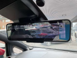 【スマートルームミラー】後方の映像を高精細モニターに映し出し、荷物や乗員で視界が遮られても安全に確認可能。夜間や雨天でもクリアな視界を確保する先進装備です。