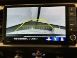 リバースギアに入れるだけで後方の表示へ切り替わります。夜間や雨の日の駐車も楽になりますよ。