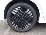 足元を引き締める、純正アルミホイール付きです。タイヤサイズは、205/50R17です。