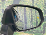 【ブラインドスポットモニター】走行中、ドアミラーの死角になりやすい箇所に後続車が接近するとサイドミラーのレンズに警告を表示!ドライバーに注意喚起をしてくれます。