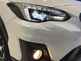 【LEDヘッドライト】悪天候や夜間走行時も良好な視界を確保し安心して運転できる高輝度LEDヘッドライトを装備!点灯速度が早く、消費電力も抑えられています。