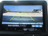 【リアカメラ】リバースに入れるだけで後方の映像が映ります。安全確認や、狭い駐車場での車庫入れ、雨の日や夜間など視界の悪い時に便利です。安全にバックする為には欠かせない装備です。
