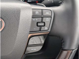 ステアリングスイッチ付きで、運転中に視線を前に向けたまま操作できます。