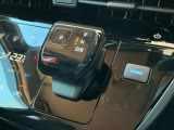 シフトレバーは、まるでスマートフォンを思わせるようなスタイリッシュなデザインが目を引き、車内の雰囲気をぐっとモダンに演出します。シンプルで分かりやすい配置なので、安心して操作できますよ。