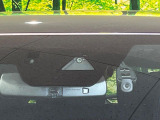【スマートシティブレーキサポート】低速走行中に前方の車両等を認識し、衝突しそうな時は警報とブレーキで衝突回避と被害軽減をアシスト。より安全にドライブをお楽しみいただけます。