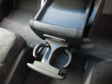運転席からも助手席からも使いやすい位置に引き出し式ドリンクホルダーとスマホなどを置けるトレイを配置。