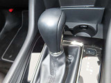 MAZDA3のシフトレバーです。MTモード付きの6ATで、しなやかな走りを支えます。また、足元にはフロアマットも装着済みです。