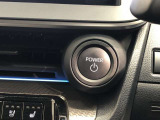 エンジンスタートスイッチです。キーが車内にあれば、エンジンの始動や停止はスイッチを押すだけ!キーを取り出す手間を省き、ワンプッシュで操作できるので簡単でスムーズです。