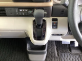 足元スッキリ、インパネシフトです。パーキングブレーキは電子制御パーキングブレーキタイプなので、運転席と助手席の間がスッキリしています。