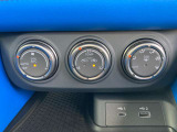 ◆エアコン◆3連ダイヤルで好みの温度の設定をしてAUTOにするだけ簡単。 車内を快適な温度に保ってくれます