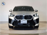 【BMWの伝統-1】BMWの特徴的な&ldquo;キドニーグリル&rdquo;は、80年以上続く伝統の形でございます。変わらないこだわりのデザインが、プレミアムブランド&ldquo;BMW&rdquo;を創り出します。