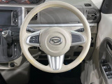 インテリアに合わせたデザインのステアリングは、運転される方のことも考え、運転しやすい形状、大きさです。是非一度、実際に触ってお確かめください。