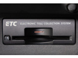コンソール内一体型のビルトインETC装備!見た目の部分も良いですが、ETCカードの盗難防止になる設置箇所です!料金所の渋滞回避!時間帯・日によって料金の軽減を受けられます!ストレス知らずのドライブ!