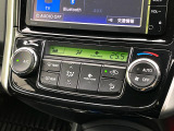 【オートエアコン】一度お好みの温度に設定すれば、車内の温度を検知し風量や温度を自動で調整。暑い&hellip;寒い&hellip;と何度もスイッチ操作をする必要はありません。快適な車内空間には必須の機能ですね♪