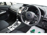 【フロントシート】運転席・助手席はこのようになっております!オートエアコンや収納・ドリンクホルダーなど便利な装備も満載です!肘置きもあるため長時間のドライブも快適にお過ごしいただけますよ♪