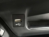充電用USB端子付き。スマートフォンなどの充電に便利です。