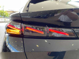左側のテールライトです。リヤビューを妖艶に引き締めるスモークレンズ仕様となっており、LEDの球切れもなく美しく発光します。
