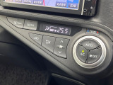 【オートエアコン】一度お好みの温度に設定すれば、車内の温度を検知し風量や温度を自動で調整。暑い&hellip;寒い&hellip;と何度もスイッチ操作をする必要はありません。快適な車内空間には必須の機能ですね♪