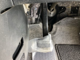 パーキングブレーキはフット式なので運転席と助手席の間はすっきり、移動も楽々です。さっと手が届く位置にATセレクトレバーやエアコンスイッチなどがあり操作性に優れています