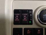 【両側パワースライドドア】両側がパワースライドドアになっており、運転席のスイッチやスマートキーでも開閉が可能です!開口部も広いので乗り降りも楽々♪