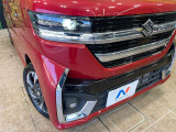 【LEDヘッドライト】悪天候や夜間走行時も良好な視界を確保し安心して運転できる高輝度LEDヘッドライトを装備!点灯速度が早く、消費電力も抑えられています。