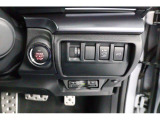 プッシュスタートで乗り込んですぐに出発。使い勝手の良いスイッチ配置です。