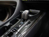 ドライバーの操作しやすい位置に、軽い力でシフトチェンジできる電子制御式シフトレバーを設定。シフトチェンジ後、シフトレバーは自動的にホームポジションに戻るので、次の操作が素早く行えます。