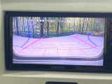 【バックカメラ】駐車時に後方がリアルタイム映像で確認できます。大型商業施設や立体駐車場での駐車時や、夜間のバック時に大活躍!運転スキルに関わらず、今や必須となった装備のひとつです!