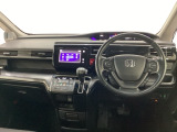 車内は光触媒抗菌消臭施工済です。インパネ周りはスタイリッシュなデザインです。グローブボックスやカップホルダーのほかにトレーなどたくさんの収納スペースが付いています。