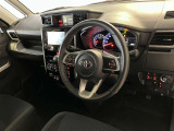 運転席周りのレイアウトをご覧ください。ナビゲーションが綺麗に装着されすっきり収まってますね!