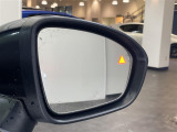 【BSW(後側方車両検知警報)/ブラインドスポットワーニング】隣接レーンのクルマを検知した場合、ドアミラー周辺に設けられたインジケーターを点灯したり音が鳴ったりしてお知らせします。