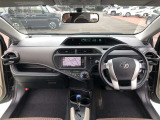 シンプルで使いやすいコクピット。視界性もよく運転しやすいですよ。スイッチ類も使いやすい場所に配置されています。