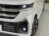 【LEDヘッドライト】悪天候や夜間走行時も良好な視界を確保し安心して運転できる高輝度LEDヘッドライトを装備!点灯速度が早く、消費電力も抑えられています。