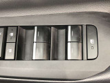 パワーウィンドには、子供がスイッチを押しても窓を開けることができないように、ロック機能も付いています。手を出したりすることを防ぐことができるので安心です。