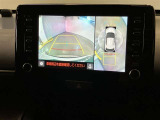 【パノラミックビューモニター】映像で、見づらい車両周辺の確認をアシスト。クルマを真上から見ているような映像を表示。 運転席から確認しにくい車両周囲の状況を把握。