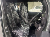 乗用車のようなクッション性を持った運転席になっています。