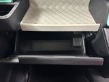 【グローブボックス】車検証入れ等の収納に便利です♪