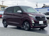 エマージェンシーブレーキ(衝突被害軽減ブレーキ)、フロントカメラが車両や歩行者を検知し警告音と共に衝突回避、軽減をアシストしてくれます。