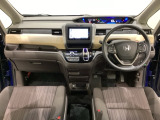 車内は光触媒抗菌消臭施工済です。スタイリッシュなデザインで暖かみのあるインパネ周りを演出します。グローブボックスやカップホルダーのほかにトレーなどたくさんの収納スペースが装備されています。