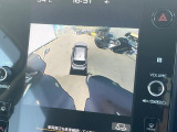 【マルチテレインモニター】車のフロントやサイドのカメラ画像を同時にモニター表示することで、悪路や狭い道を走行時でも周囲の状況確認ができ安心!本格SUVにうれしい装備です♪