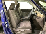女性でも運転がしやすいように、シートの高さ調整機能(シートリフター)がついています。広い足元にゆったり座れるシートには肘掛も装備しており長距離の運転でも疲れにくいシートです。