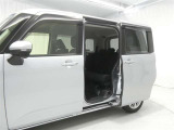 【両側パワースライドドア】両側パワースライドドア付きだから、狭い駐車スペースなどでの 乗り降りラクラク!小さなお子さまのいるご家庭には嬉しい装備。