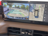 駐車中のクルマを、上空から見下ろしているかのような映像にして日産オリジナルナビゲーション画面(またはインテリジェント ルームミラーのディスプレイ)に表示。ひと目で周囲の状況がわかるため、スムースに駐車