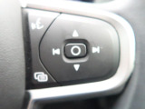 【ステアリングスイッチ】運転中、前方から目線をそらさずにオーディオ等の操作ができるよう、適切に配置されたスイッチ類。安心&快適なドライブを演出してくれる便利な機能です。